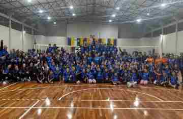 Cresol Integração reforça apoio ao esporte na entrega dos uniformes 2025 da Asavolei